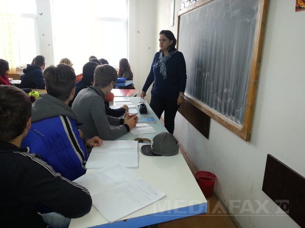 Elevi cu geci și mănuși la ore într-o localitate din Arad. În clase sunt între 6 și 19 grade Celsius