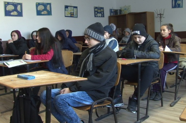 Elevii unei școli gimnaziale din Gorj învață în clase în care temperatura coboră la 8 grade