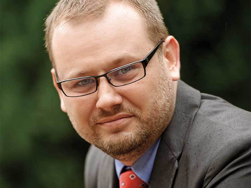Și-a început cariera ca profesor, iar azi este responsabil de securitatea bancară a uneia dintre cele mai mari bănci din România