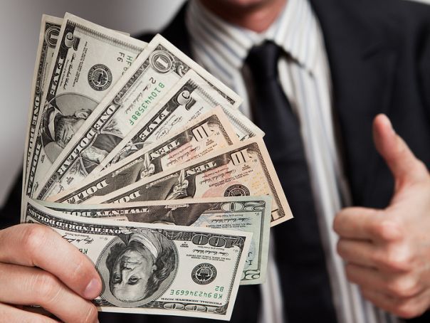 Dolarul american, cotat joi la maximul istoric