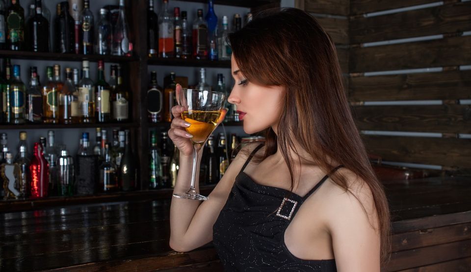 De ce consumăm alcool dacă știm ce efecte negative are asupra noastră? Experții au găsit răspunsul
