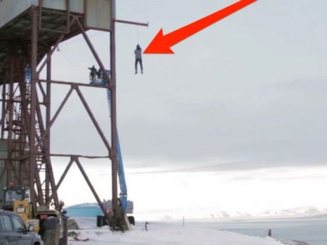 Un fizician a sărit de pe o parte laterală a clădirii, dar știința i-a salvat viața. FOTO+VIDEO
