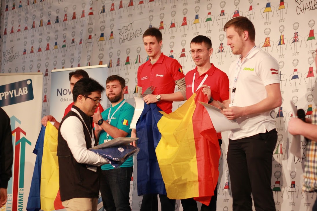 12 români participă la unul dintre cele mai mari concursuri de robotică din lume