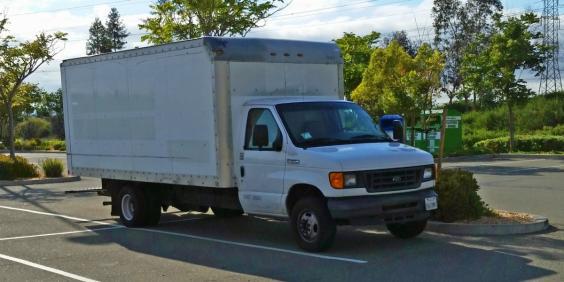 Motivele pentru care un tânăr angajat al Google locuiește într-un camion în parcarea companiei