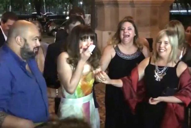 Această tânără a fost invitată la nunta unor prieteni. Când a deschis ușa bisericii însă surpriza a fost totală. VIDEO