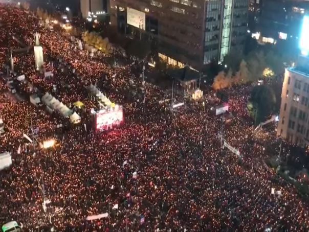 Țara europeană aflată în cadrul unei CRIZE politice fără precedent: liderii politici au fost evacuați cu escortă, protejați de furia străzii