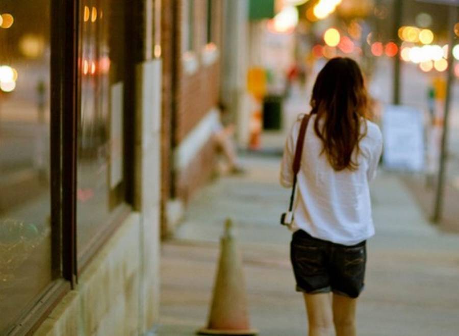 Această tânără se plimba singură pe stradă, când un bărbat a acostat-o. Ce a urmat i-a schimbat radical viața. „Când l-am văzut, am înghetat. Am închis ochii”