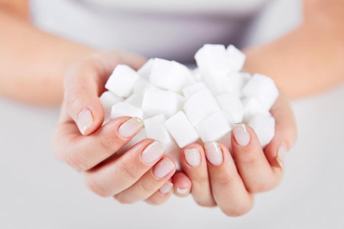 Două pahare de suc pe zi sunt la fel de dăunătoare ca fumatul. Ce alte alimente ar trebui să evitați