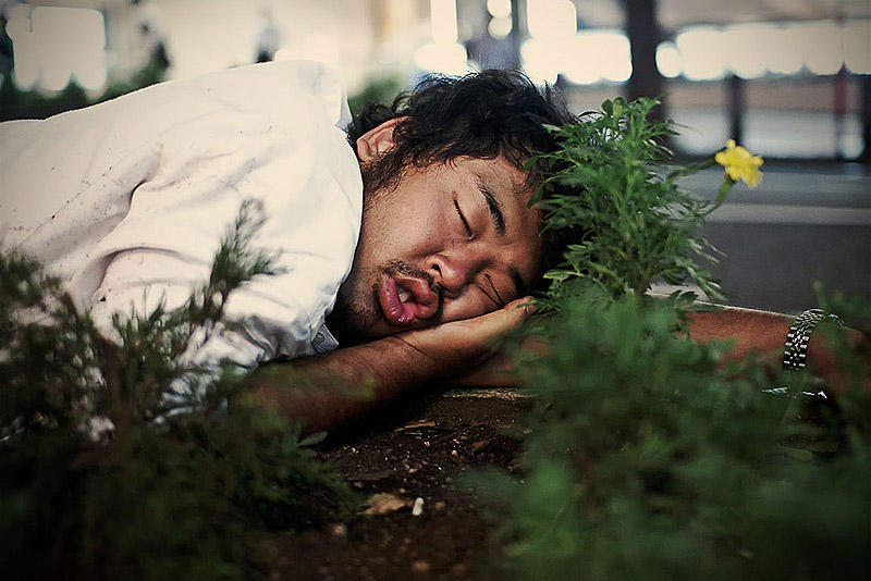 Imagini incredibile din țara unde angajații adorm pe stradă de epuizare - GALERIE FOTO