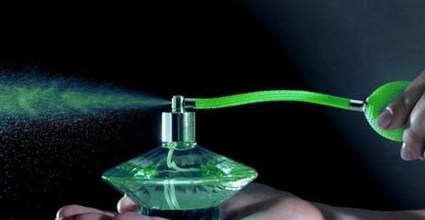 Cum arată cel mai scump parfum din lume. Sticla este realizată din aur alb și galben