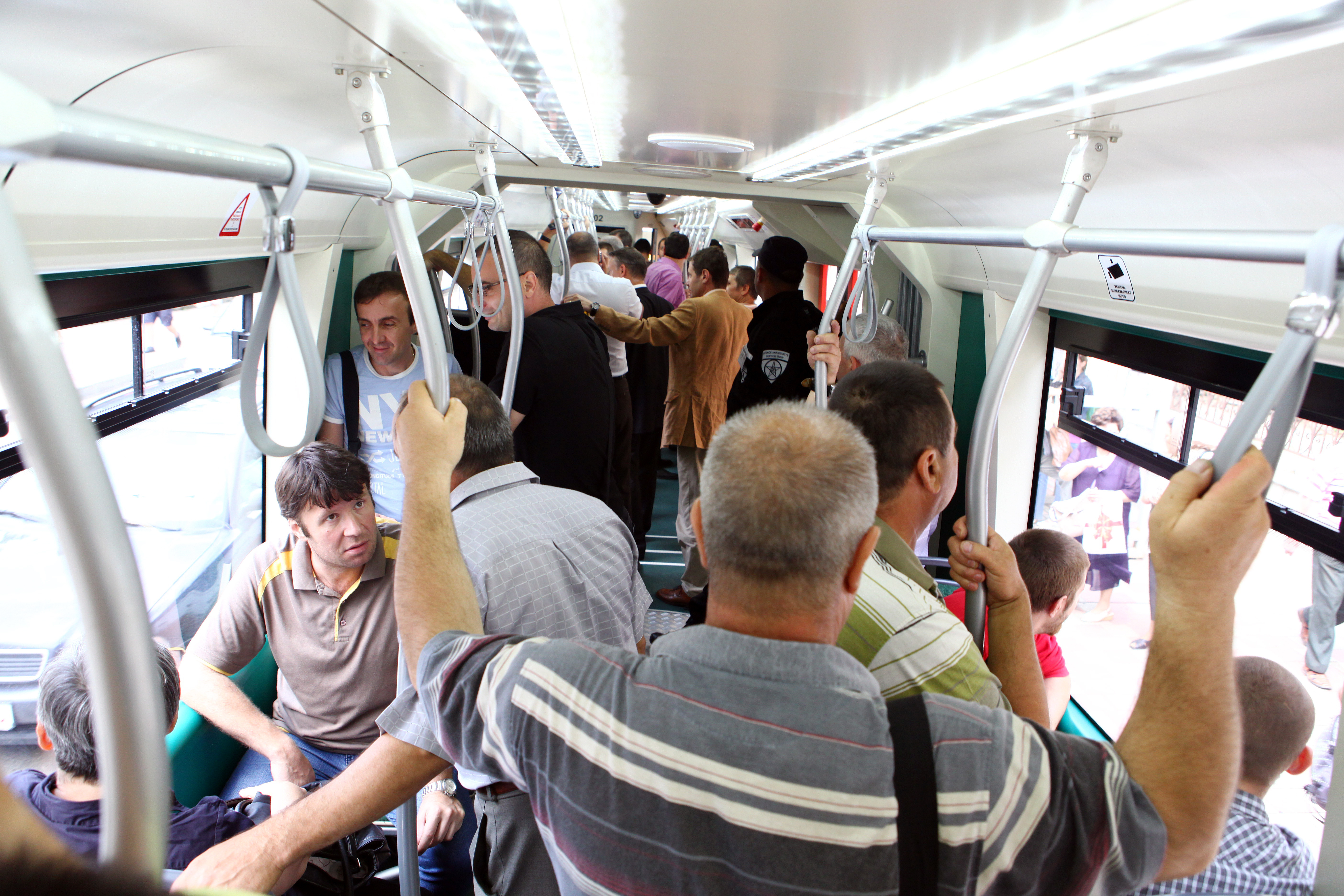 Prâslea cel voinic. Un tânăr face „ordine” în mijloacele de transport în comun și îi dă jos pe hoții de buzunare