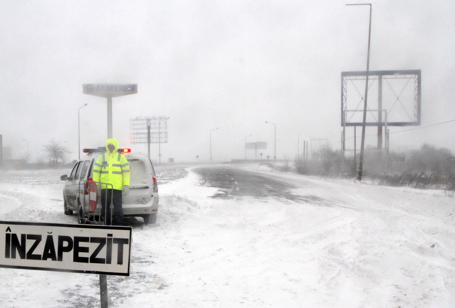 IGPR: Trei autostrăzi, 25 de drumuri naționale și 103 drumuri județene, închise din cauza viscolului