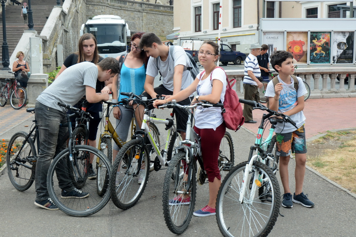 Șoferii și bicicliștii trebuie să respecte noi reguli de circulație