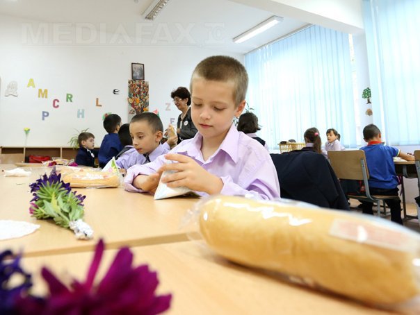 Educatoare din Gorj, cercetată pentru că ar fi furat laptele și cornul preșcolarilor