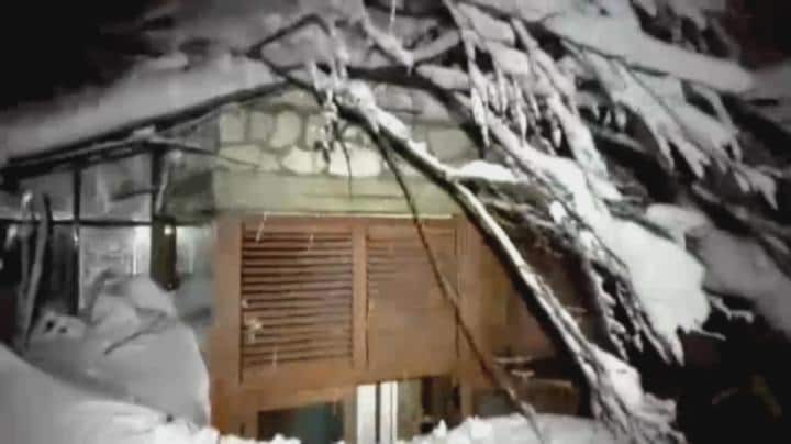 Trei români sunt blocați în hotelul acoperit de zăpadă din Italia. Imagini din "infernul alb"