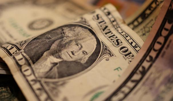 Dolarul crește și după ce Donald Trump a promis măsuri pentru stimularea economiei. Euro continuă să scadă