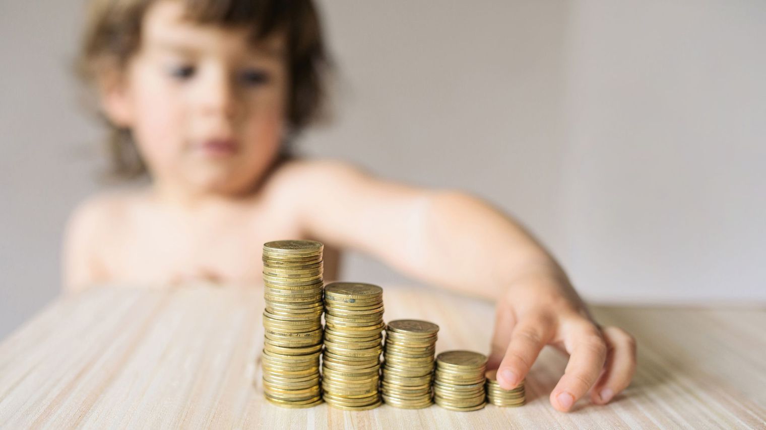 Majorarea salariului minim duce la marirea indemnizatiei lunare pentru cresterea copilului. La ce valoare va ajunge indemnizatia