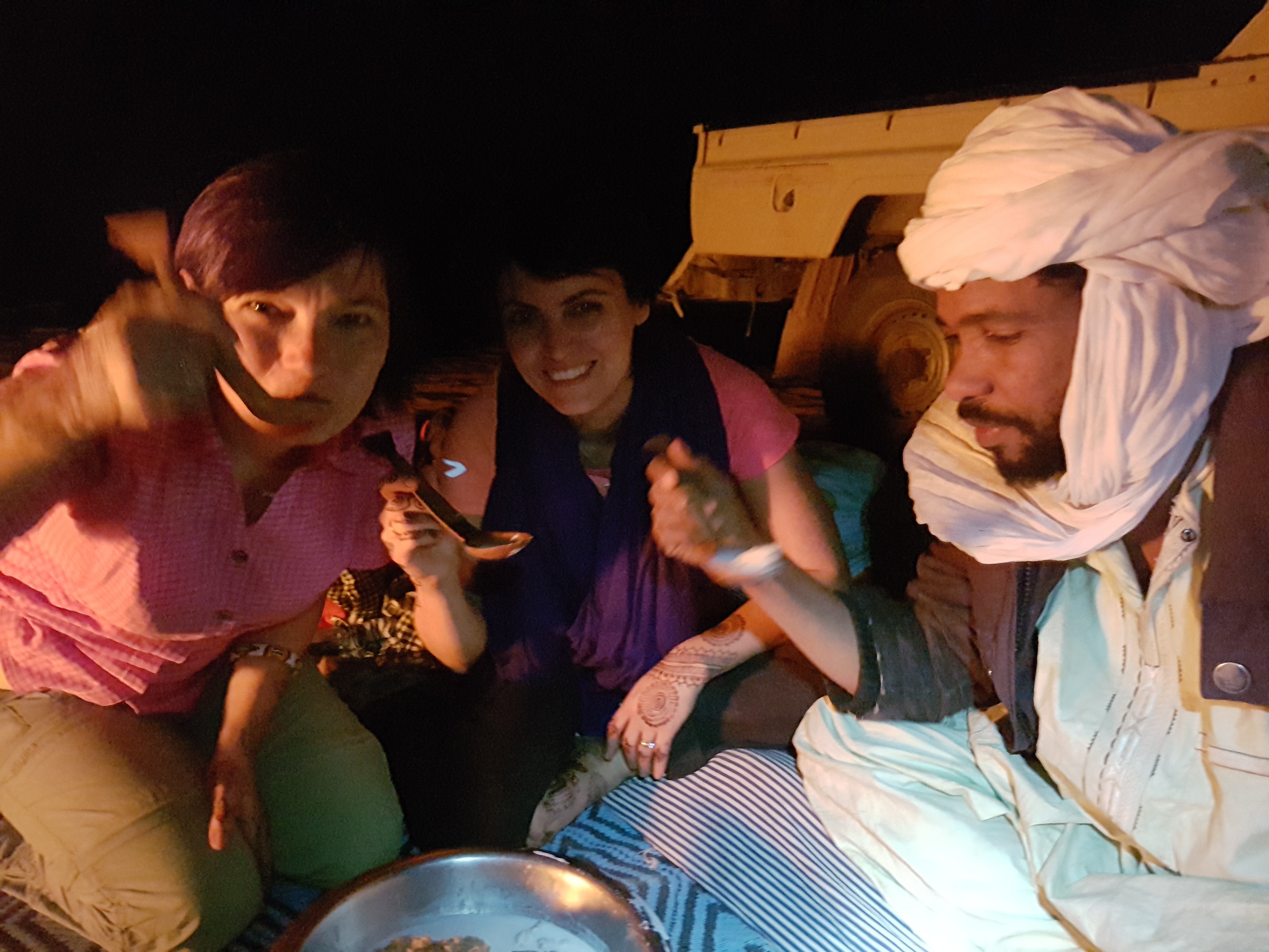 Povestea  clujeancei care a mers pe urmele tuaregilor, supranumiți ”oamenii albaștri ai deșertului”