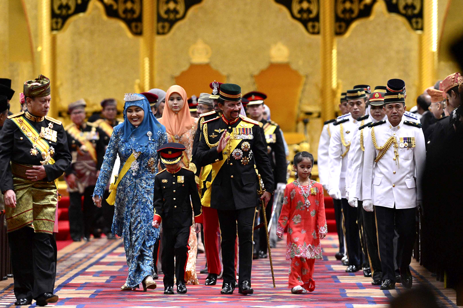 Averea fabuloasă a sultanului din Brunei. Deține, printre multe altele, un palat mai mare decât Vaticanul și un garaj cu 7000 de mașini de lux - VIDEO