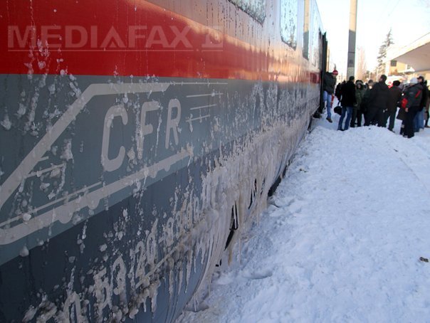 CFR a anulat 35 de trenuri și intervine cu pluguri de deszăpezire în sud-estul țării