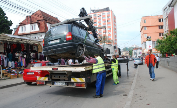 Totul despre ridicarea unei mașini parcate ilegal. Cine și când poate decide să facă asta