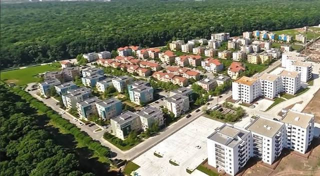 STUPEFIANT. Se întâmplă în București: Unul dintre cele mai mari cartiere noi a rămas fără drumul principal de acces, iar acum mii de oameni se înghesuie și stau ORE ÎNTREGI la coadă să ia