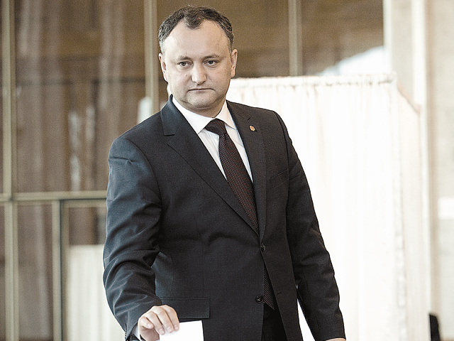Igor Dodon vrea să schimbe tricolorul Republicii Moldova cu un steag roșu