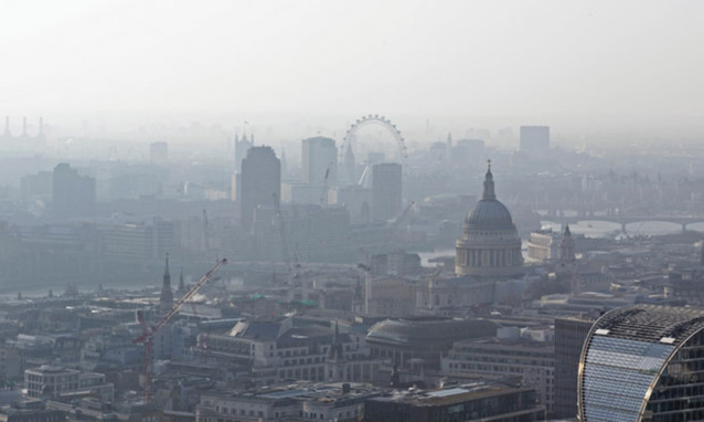Londra impune o taxă de 10 lire pentru șoferii cu mașini mai vechi de 10 ani care vor să ajungă în centrul orașului