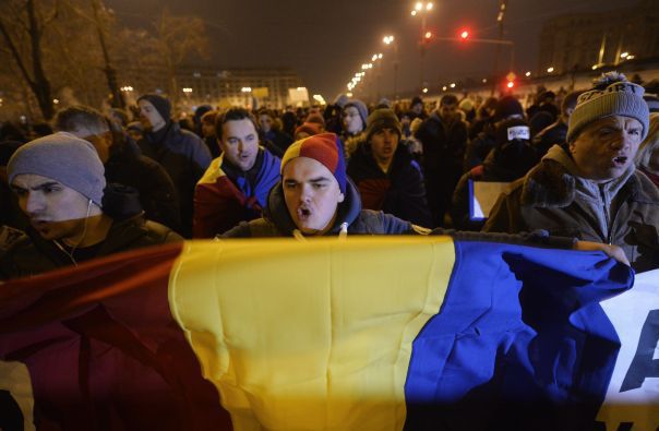 Protestul a reînceput în Capitală. Câteva mii de oameni s-au strâns din nou în fața Guvernului. Traficul în zonă e blocat