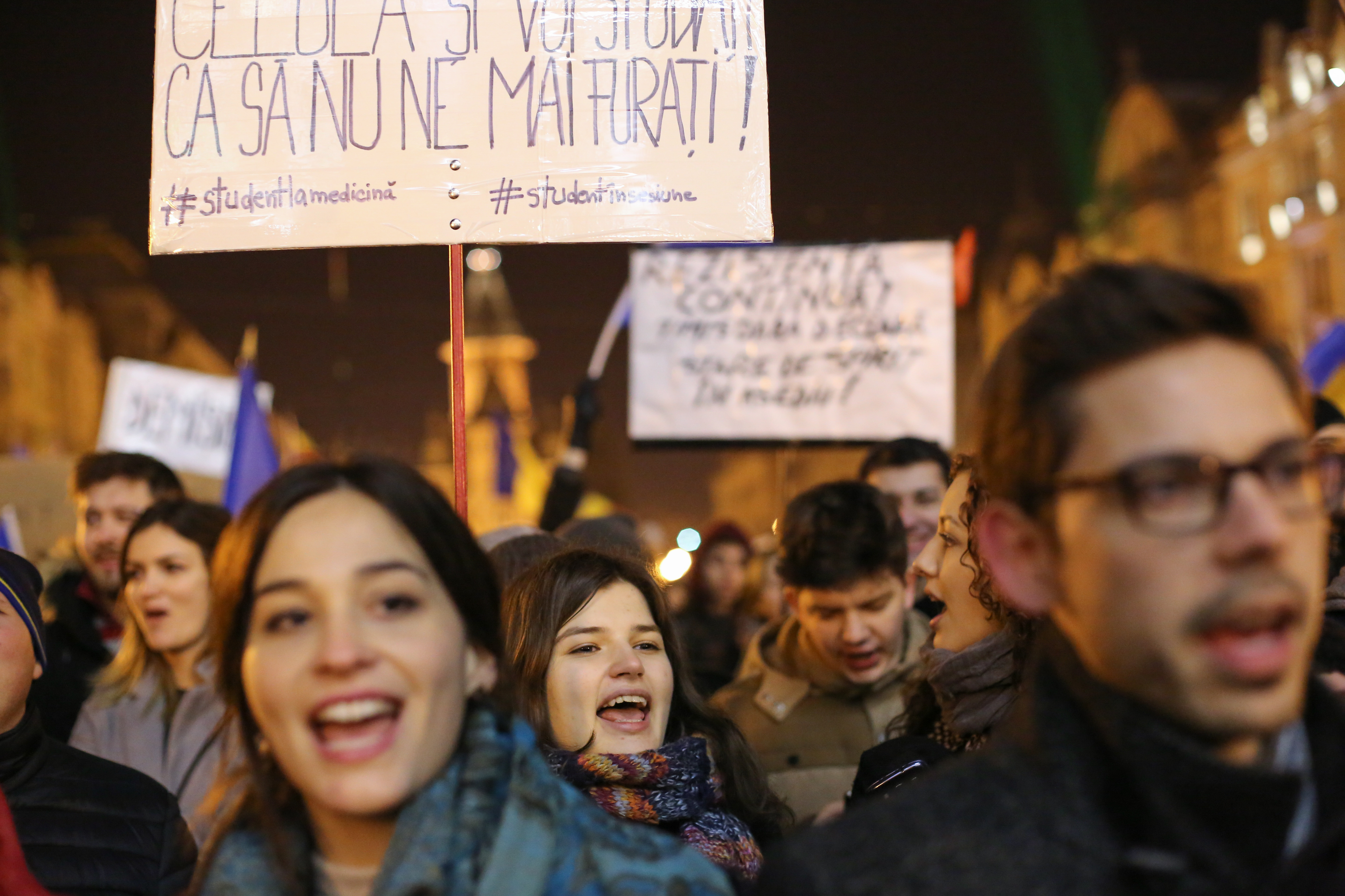 Cine sunt oamenii care protestează de două săptămâni în Piața Victoriei