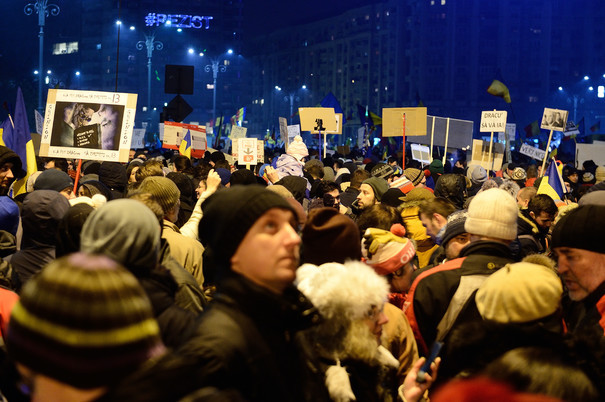 VIDEO Protestele continuă în țară și în Bucrești. Gestul protestarilor care a SURPRINS o țară întreagă