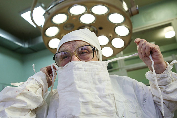 Ea este medicul chirurg de 89 de ani care încă are patru operații pe zi