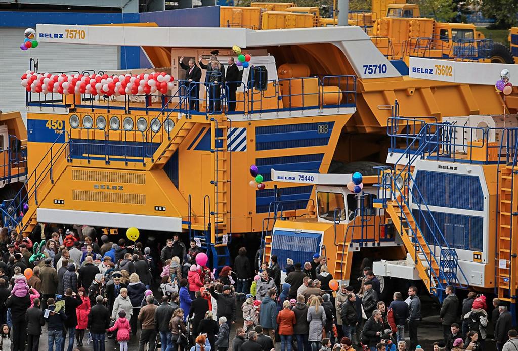 Basculanta gigant din Belarus bate camionul-mamut al lui Ceaușescu