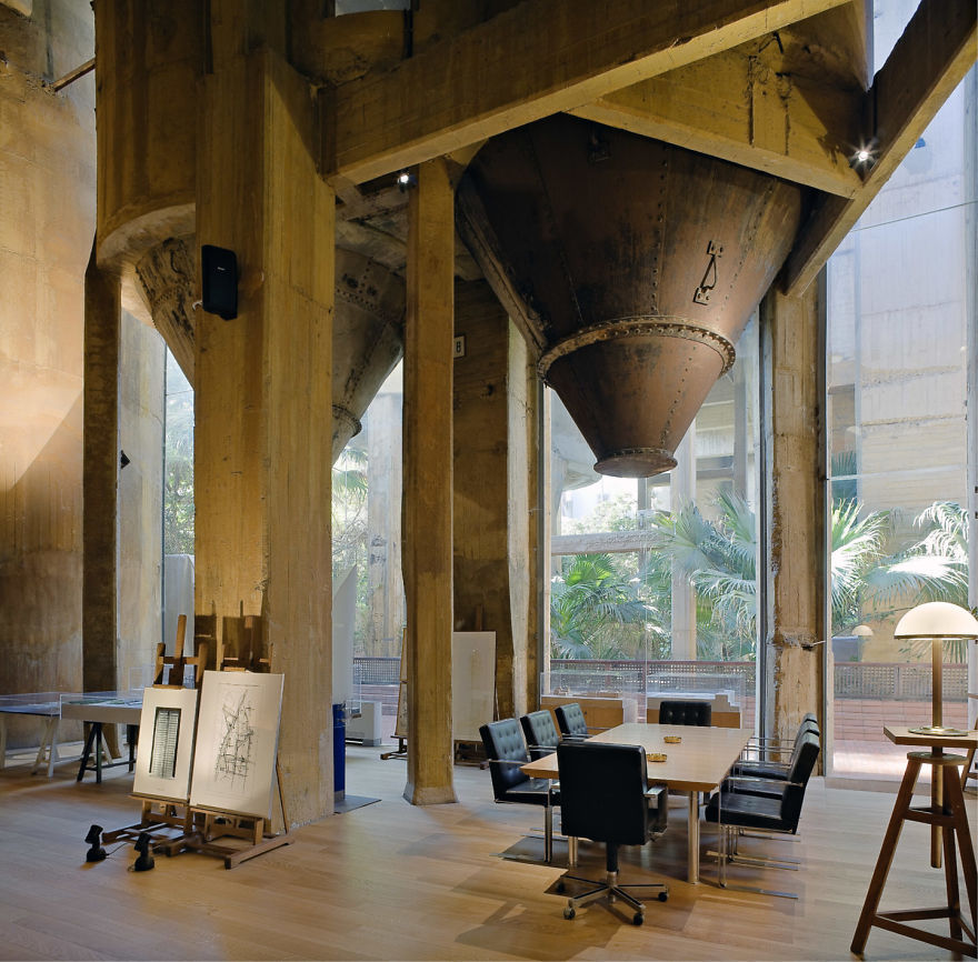 Un arhitect s-a mutat într-o fabrică de ciment. Ce a făcut la interior o să te uimească - GALERIE FOTO