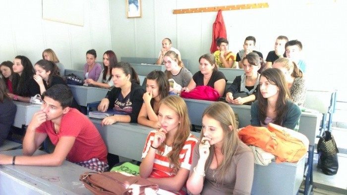 Operele clasice, scoase din manuale. La orele de literatură se vor studia postări online și chiar sms-uri
