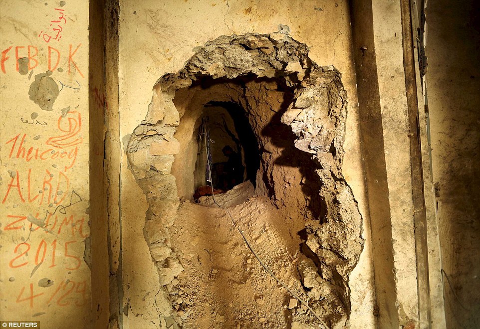 Cum arată tunelurile secrete ale ISIS: teroriștii au creat adevărate rețele subterane pentru a scăpa de atacurile aeriene - GALERIE FOTO