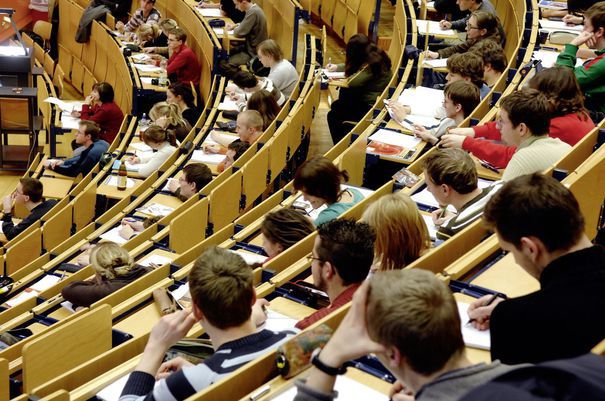 Un fost ministru al Educației, despre propunerea Academiei Române de a obilga studenții să rămână în țară: Prin constrângeri, nu poți obține rezultatele dorite