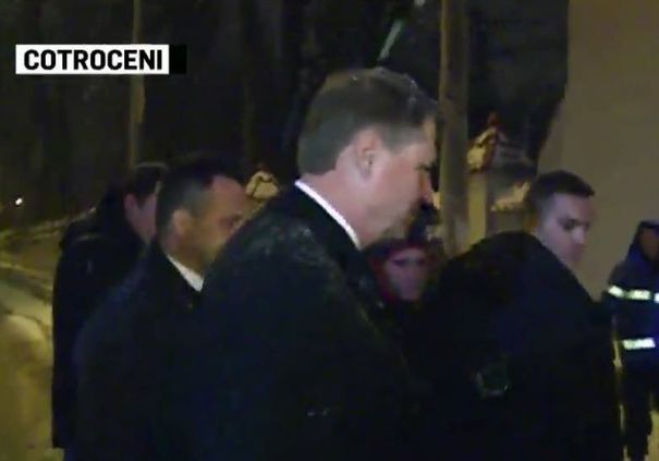 Iohannis a ieșit să discute cu protestatarii din fața Palatului Cotroceni. Președintele a plecat după ce oamenii l-au huiduit