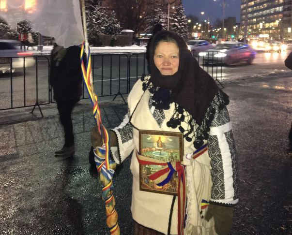 Povestea lui Tanti Lucreția - femeia care protestează la Guvern în straie tradiționale, pentru a aduce un mesaj de unitate
