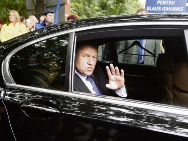 Scene de NECREZUT într-o frizerie din București. Când au văzut că pe ușă intră chiar Klaus Iohannis, toți au înmărmurit. Totul a fost transmis LIVE