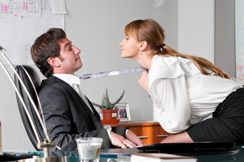 Studiu eJobs: 1 din 2 români a avut o relație la birou
