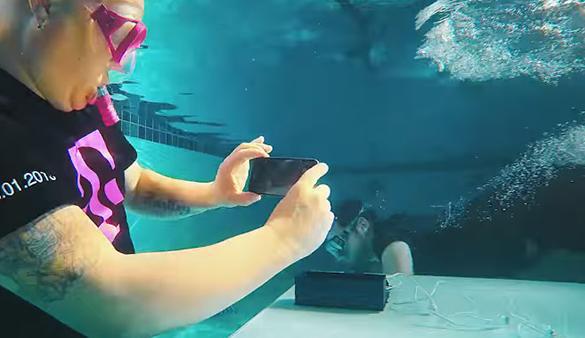 Credeai că smartphone-ul tău este rezistent la apă și praf? Iată când poți să îl iei sub duș și când în piscină