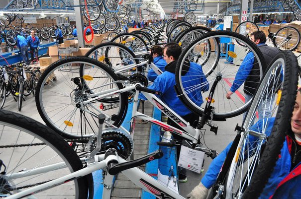 O fabrică de biciclete din Deva perfecționează elevi din licee tehnice, apoi le oferă loc de muncă: Beneficiul nostru nu este anul acesta, beneficiul nostru o să apară anul viitor