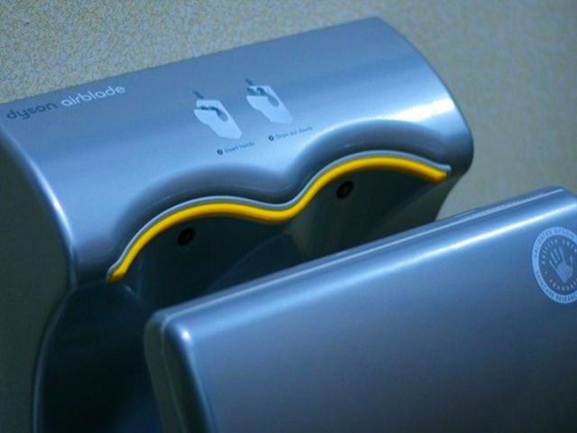 Iată de ce ar trebui să NU mai folosești aparatele de uscat mâini - FOTO