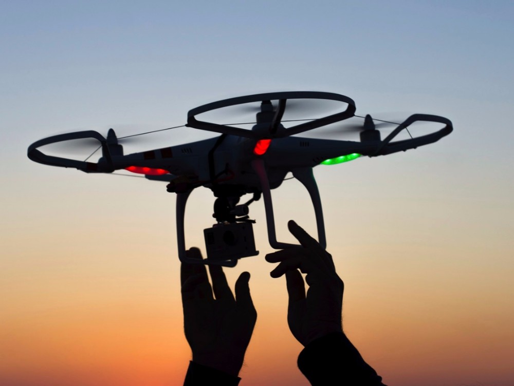 O companie oferă 2.300 de euro pe lună celor care știu să piloteze drone