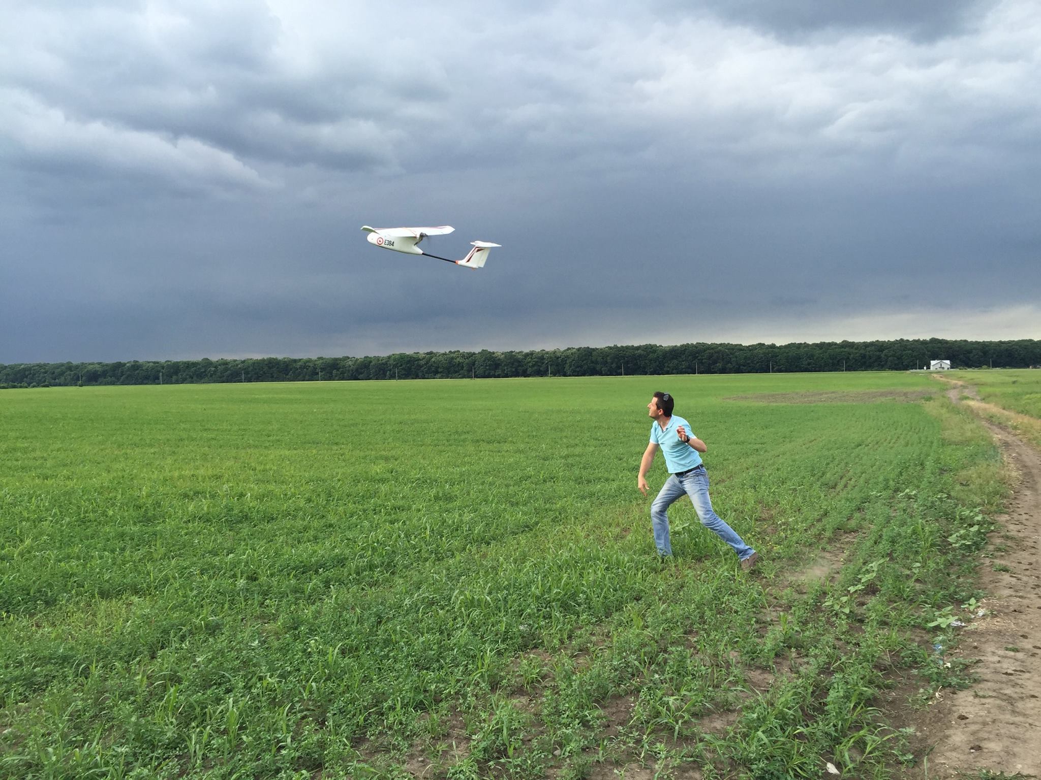 Doi români încearcă să convingă fermierii să folosească dronele în agricultură