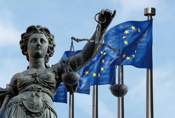 CEJ: Interdicția privind purtarea de simboluri religioase vizibile la locul de muncă este legală