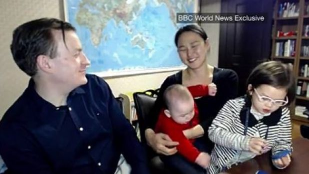 VIDEO Robert Kelly, profesorul ÎNTRERUPT de copiii săi în transmisiune directă la BBC, și-a prezentat OFICIAL familia: Greșeala mea i-a transformat pe toți în staruri