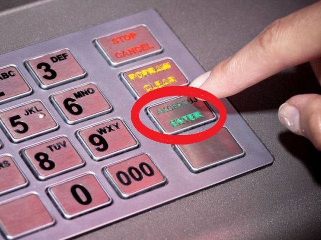 ATENȚIE mare atunci când scoți bani de la bancomat. Descoperire șocantă făcută de polițiști: ''Pe asta nu am mai văzut-o. Rămâi instant fără banii tăi''