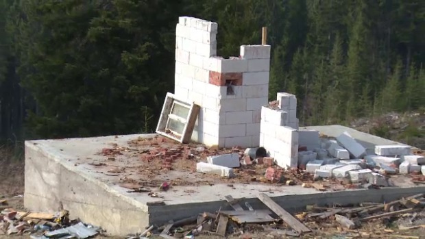 Și-au construit o casă de vacanță, dar vecinii le-au furat-o bucată cu bucată peste iarnă. "Nu s-a mai auzit așa ceva"